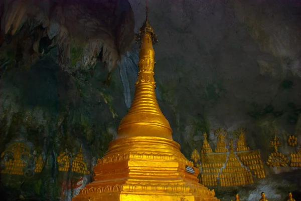 Golden stupa inside the sacred cave. Hpa-An, Myanmar. Burma. — Stock Photo, Image
