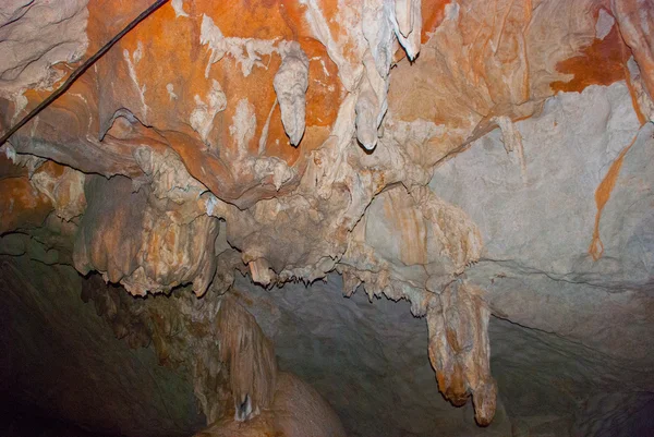 Un'antica grotta religiosa. La vista dall'interno. Hpa-An, Myanmar. Birmania . — Foto Stock