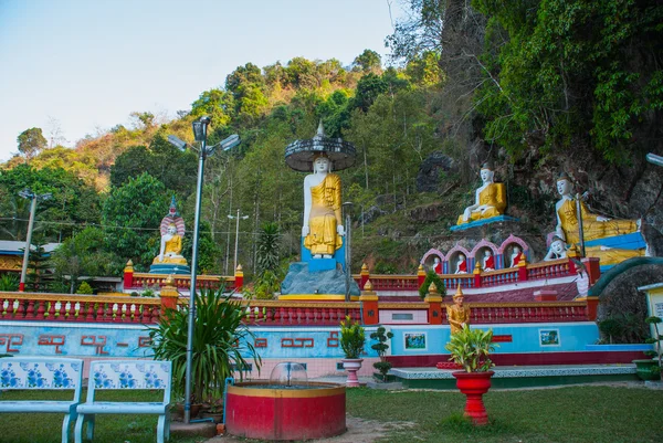 神奇的许多佛雕像和宗教雕刻在石灰石岩石在神圣的山洞里。自置居所津贴是缅甸。缅甸. — 图库照片