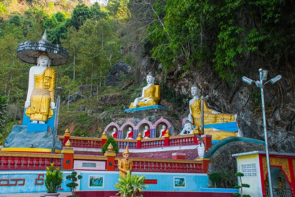 多くの仏像のすばらしい眺めの彫像と神聖な洞窟の石灰岩の岩の上の宗教的な彫刻。Hpa は、ミャンマー。ビルマ. — ストック写真