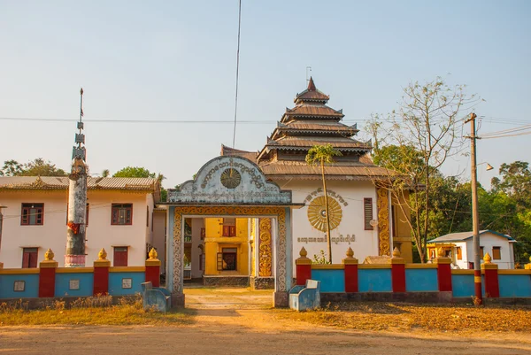 Una pequeña pagoda. Hpa-An, Myanmar. Birmania — Foto de Stock