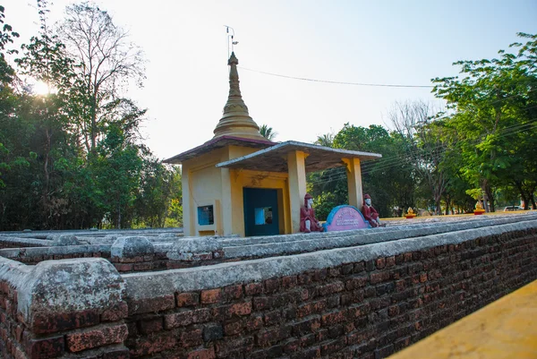Laberinto con una pagoda. Hpa-An, Myanmar. Birmania — Foto de Stock