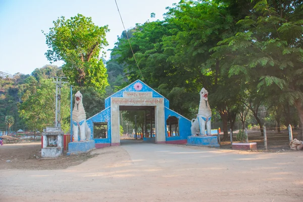 A entrada para a caverna. Hpa-An, Myanmar. Birmânia — Fotografia de Stock