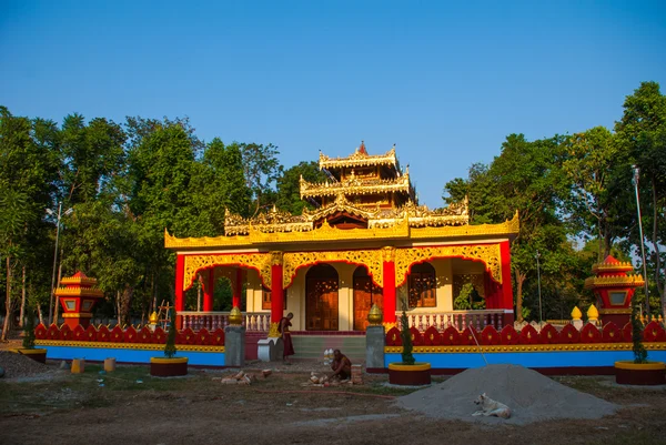 Una pequeña pagoda. Hpa-An, Myanmar. Birmania — Foto de Stock