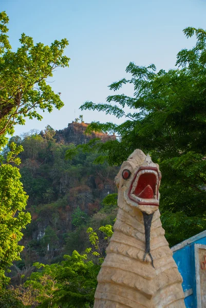 Mała pagoda. Rzeźbiarstwo zwierzęciu. HPa-, Myanmar. Birmy — Zdjęcie stockowe