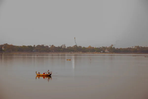 Landmark paisagem U bein ponte, lago Taungthaman, Amarapura, cidade mandalay de Mianmar. Birmânia — Fotografia de Stock