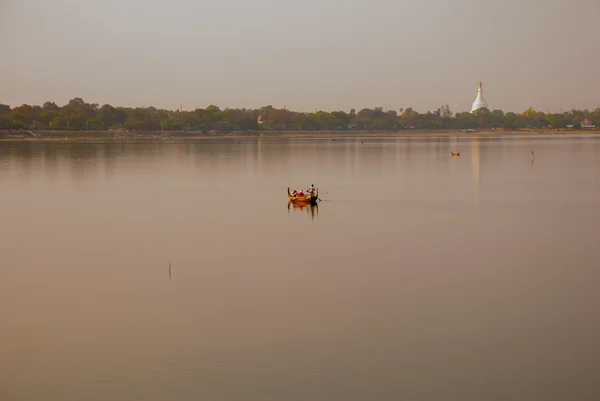 具有里程碑意义的景观 u bein 桥, taungthaman 湖, amarapura, 缅甸曼达莱市。缅甸 — 图库照片