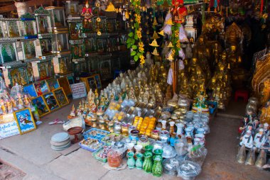 Güzel kilise kuyumcuk ürünleri ve heykeller. Myanmar. Burma.