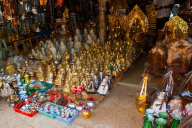 Güzel kilise kuyumcuk ürünleri ve heykeller. Myanmar. Burma.