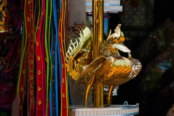 Το αγαλματίδιο από ένα χρυσό πουλί. Μιανμάρ. Βιρμανία. — Φωτογραφία Αρχείου