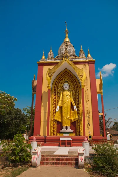 The sculpture of four standing Buddhas. Bago. Myanma. Burma. — Stock Photo, Image