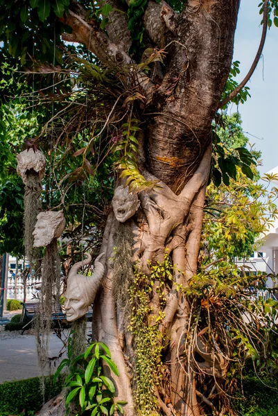 Bir kişi telefonu kafa ağacıdır. WAT Rong Khun, Beyaz Tapınak. Chiang Rai, Tayland. — Stok fotoğraf