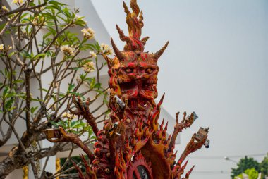 Çakmak ile heykel. WAT Rong Khun, Beyaz Tapınak. Chiang Rai, Tayland.