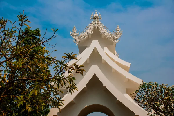 Wat Rong Khun, alias El Templo Blanco. Chiang Rai, Tailandia . — Foto de Stock