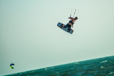 Sprey güzel bir arka plan üzerinde atlama Kitesurfer