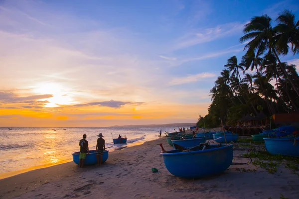 Le sagome rotonde di pescatori e barche al tramonto in Vietnam . — Foto Stock