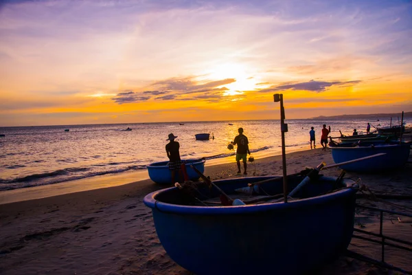 Le sagome rotonde di pescatori e barche al tramonto in Vietnam . — Foto Stock