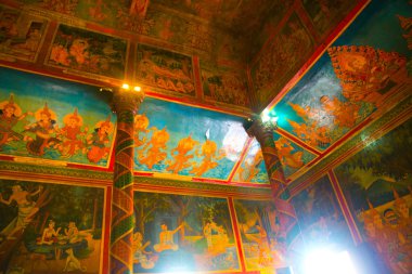 Tapınağın duvarları renkli resimler iç. Phnom Penh, Kamboçya.