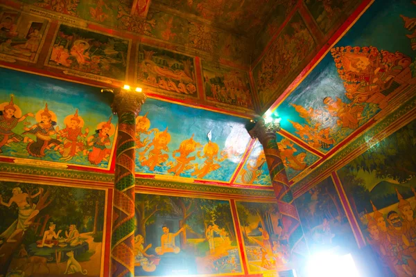 O interior do templo, pinturas coloridas nas paredes. Phnom Penh, Camboja . — Fotografia de Stock