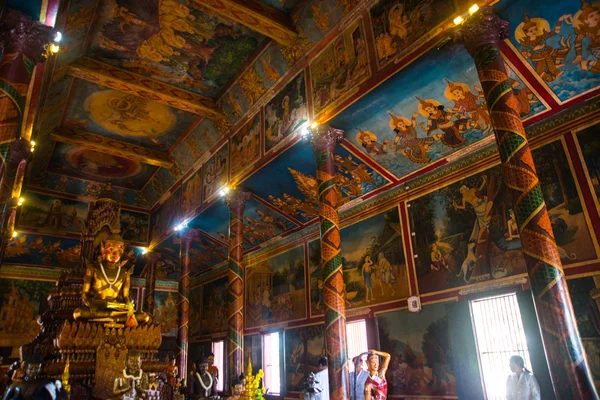 O interior do templo, pinturas coloridas nas paredes. Phnom Penh, Camboja . — Fotografia de Stock