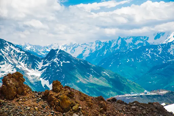 Neve nas montanhas contra o céu azul nas nuvens.A região do Elbrus.O Cáucaso . — Fotografia de Stock