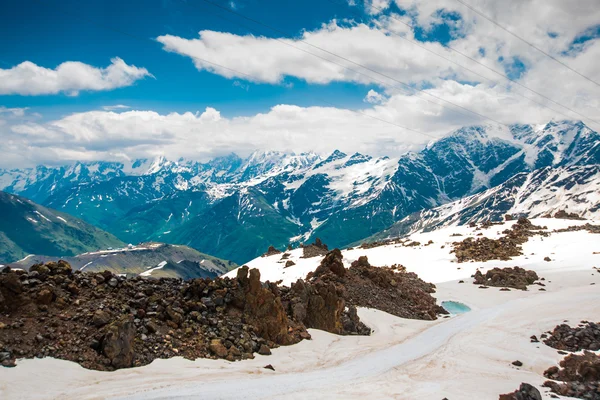 雲の青空と山に雪が降る。Elbrus の領域。コーカサス. — ストック写真