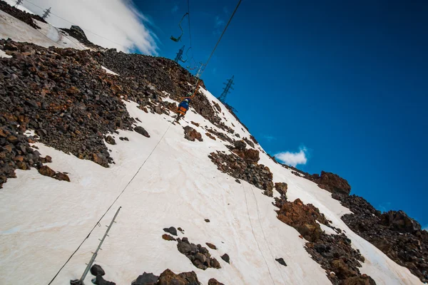 Mavi gökyüzünde bulutlar karşı dağlarda kar. Elbrus bölge. Kafkasya. — Stok fotoğraf