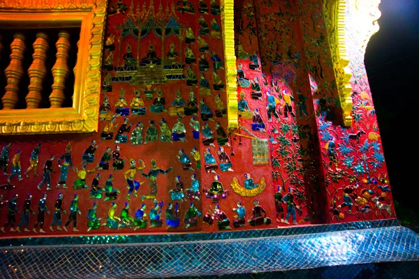 Belo templo à noite iluminado com lâmpadas. Laos. Luangprabang — Fotografia de Stock