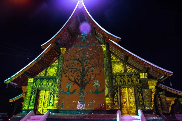 Όμορφο ναό τη νύχτα που φωτίζεται με λάμπες. Λάος. Luangprabang — Φωτογραφία Αρχείου