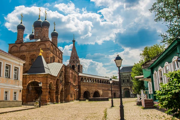 Krutitsy Patriarchal Metochion. A velha igreja de tijolo em um céu azul com nuvens. Moscou, Rússia . — Fotografia de Stock