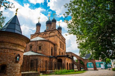 Krutitsy ataerkil Metochion. Eski tuğla kilise üzerinde mavi bir gökyüzü bulutlu. Moscow, Rusya Federasyonu.