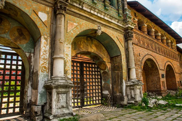 Krutitsy ataerkil Metochion. Bir kapı. Moscow, Rusya Federasyonu. — Stok fotoğraf