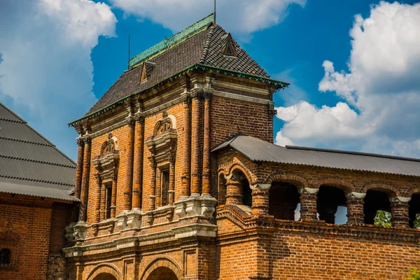 Krutitsy Patriarchal Metochion. The old brick Church on a blue sky with clouds. Moscow, Russia. — Stock Photo, Image