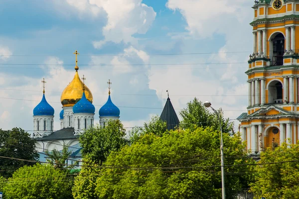 Mavi gökyüzü arka plan üzerinde altın kubbesi ile Novospassky Manastırı. Moskova. Rusya. — Stok fotoğraf