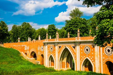 Tuğla köprü. Moskova'da Tsaritsyno Park mimarisi. Rusya.