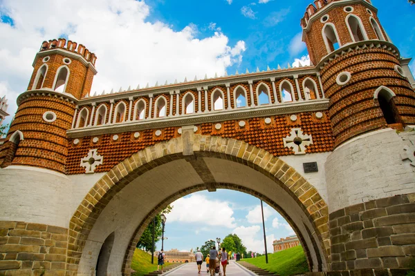 Cihlový most. Architektura v Tsaritsyno parku v Moskvě. Rusko. — Stock fotografie