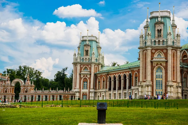 Tsaritsyno palace in Moscow, Russia. Brick building against the sky in the summer. — Stock Photo, Image