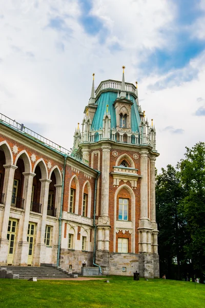 Pałac Carycyno w Moskwie. Cegły przed niebo latem. — Zdjęcie stockowe