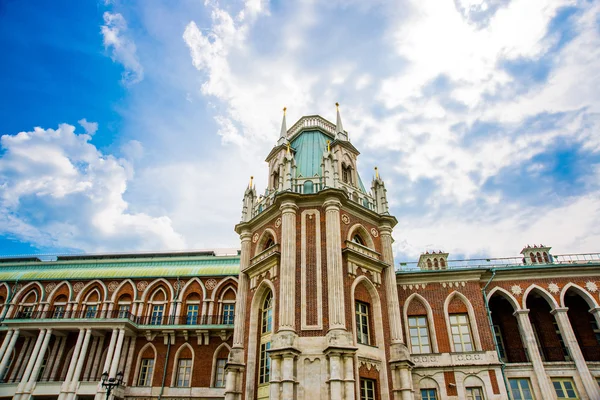 Palácio Tsaritsyno em Moscou, Rússia. tijolo edifício contra o céu no verão . — Fotografia de Stock