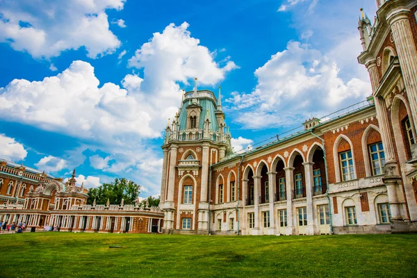 モスクワ、ロシアのレニノ宮殿。夏空を背景のレンガ. — ストック写真