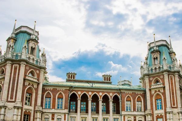 Zaritsyno-Palast in Moskau, Russland. Backsteinbau gegen den Himmel im Sommer. — Stockfoto