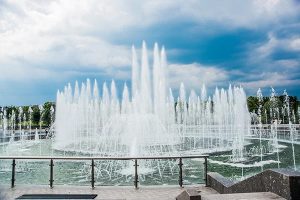 Tsaritsyno 园，夏天的一天。大型喷泉。莫斯科，俄罗斯. — 图库照片
