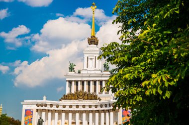 Merkezi Köşk, mavi gökyüzü arka plan üzerinde sergi merkezi. Enea, fuar, Vvc. Moskova, Rusya Federasyonu.