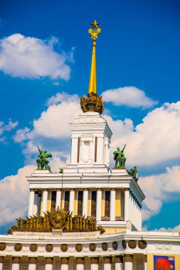 Merkezi Köşk, mavi gökyüzü arka plan üzerinde sergi merkezi. Enea, fuar, Vvc. Moskova, Rusya Federasyonu.