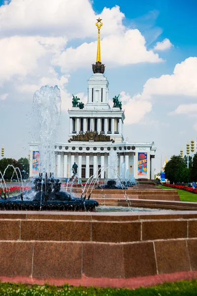 Central pavilion, exhibition center on the blue sky background. Fountain. ENEA,VDNH,VVC. Moscow, Russia. — Stock Photo, Image