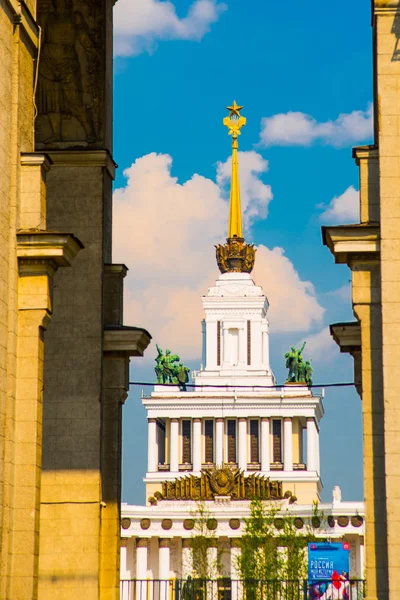 Central pavilion, exhibition center on the blue sky background. ENEA,VDNH,VVC. Moscow, Russia. — Stock Photo, Image