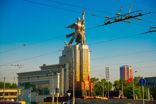 Monument arbetare och kollektiv Lantgårdkvinna i Moscow. Ryssland. — Stockfoto