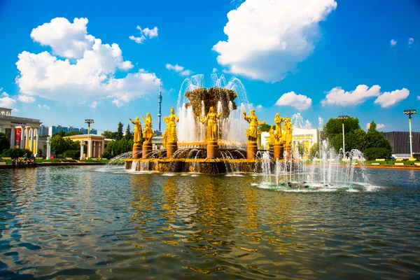 喷泉与金色的雕塑。人民友谊特写，埃尼亚，Vdnh，Vvc，莫斯科，俄罗斯 — 图库照片