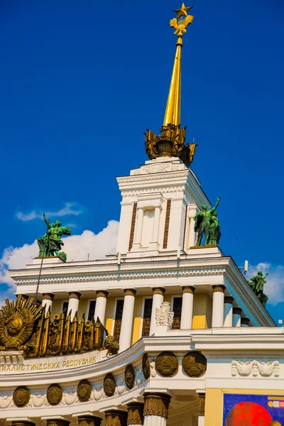 Central pavilion, exhibition center on the blue sky background. ENEA,VDNH,VVC. Moscow, Russia. — Stock Photo, Image