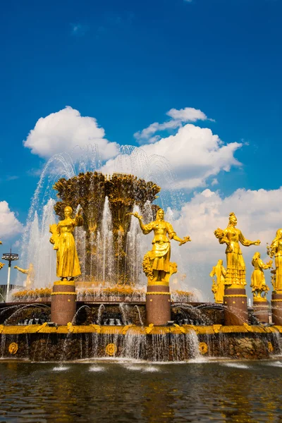 喷泉与金色的雕塑。人民友谊特写，埃尼亚，Vdnh，Vvc，莫斯科，俄罗斯 — 图库照片